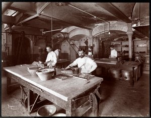 Cuochi che lavorano nella cucina della fabbrica di cioccolato di Maillard, 116-118 West 25th Street, New York, 1902 (stampa al gelatino d